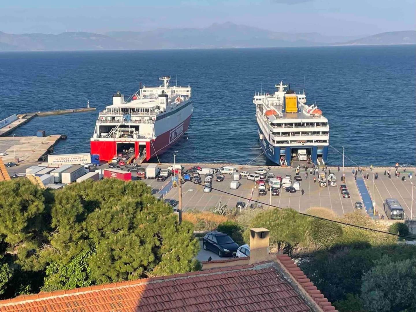 Апартаменты On The Port Рафина Экстерьер фото